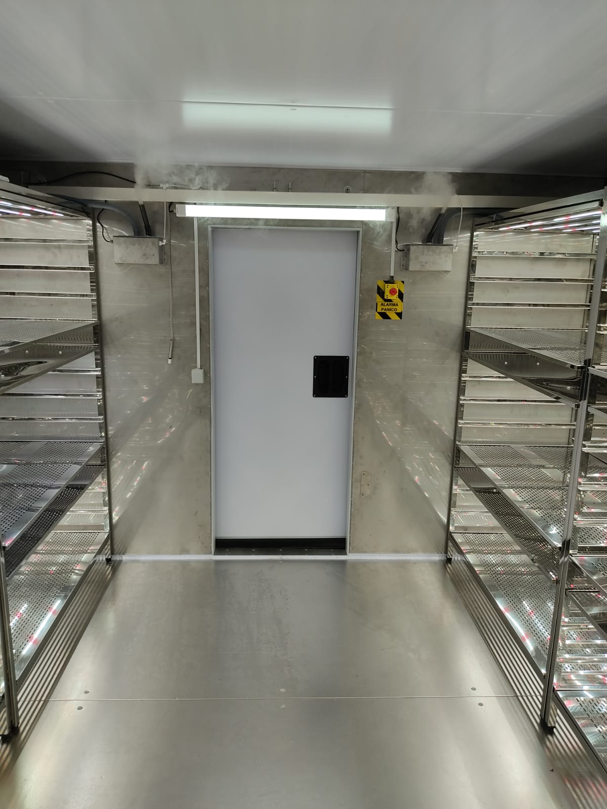 Interior de una cámara climática Walk-in de TestingLab